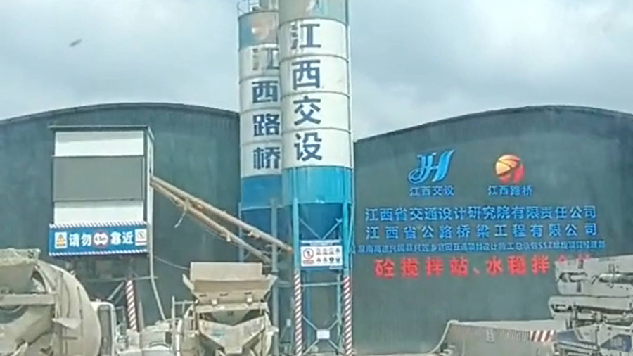 江西省公路橋梁工程有限公司使用HC高速液壓夯實機(jī)新舊路基結(jié)合部夯實施工